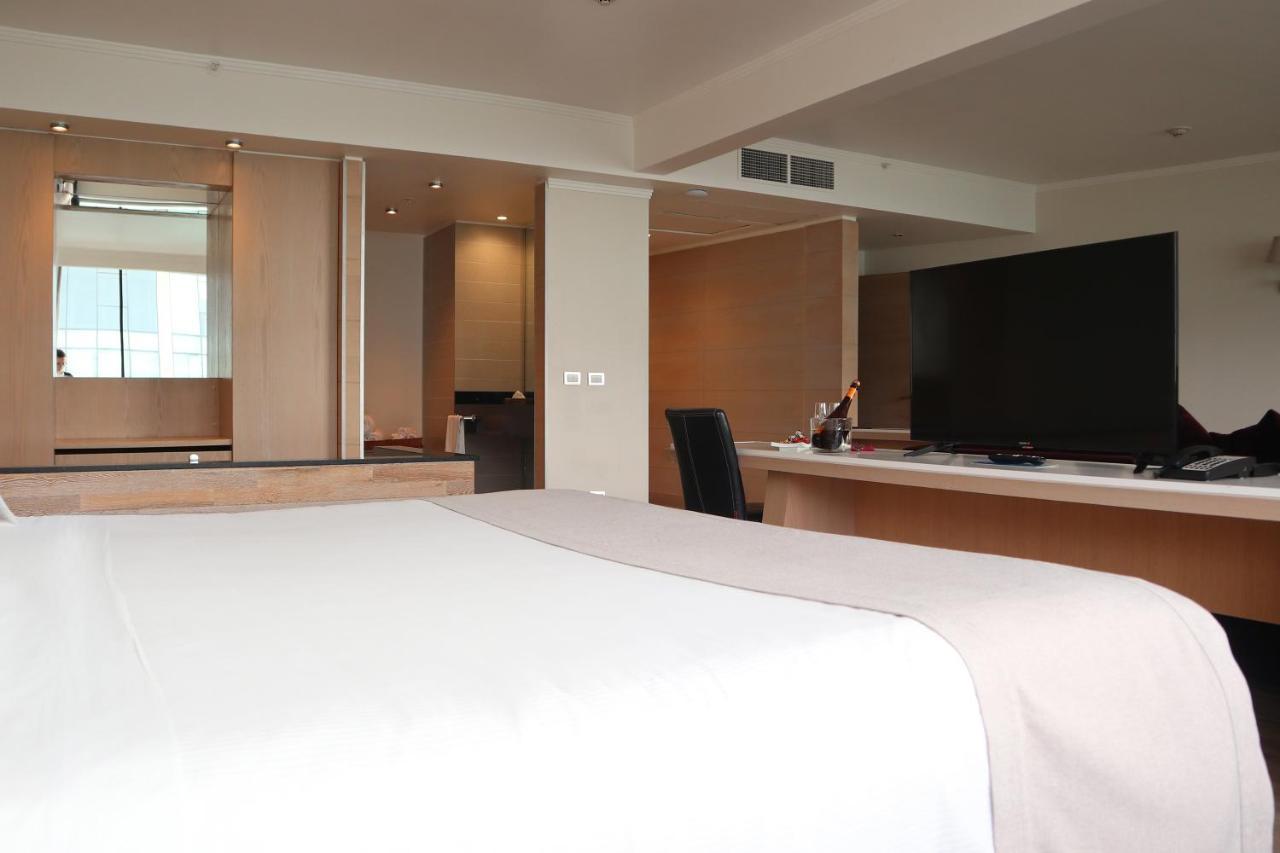Wyndham Concepcion Pettra Hotel Luaran gambar A room at the hotel