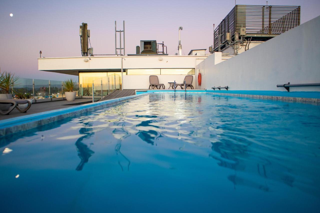 Wyndham Concepcion Pettra Hotel Luaran gambar Rooftop pool