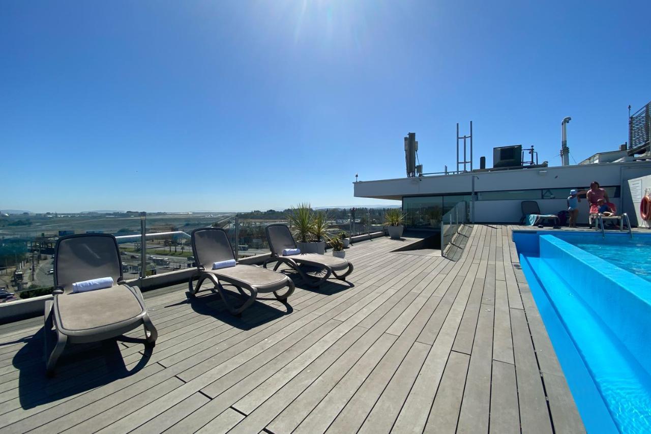 Wyndham Concepcion Pettra Hotel Luaran gambar Rooftop pool at the hotel