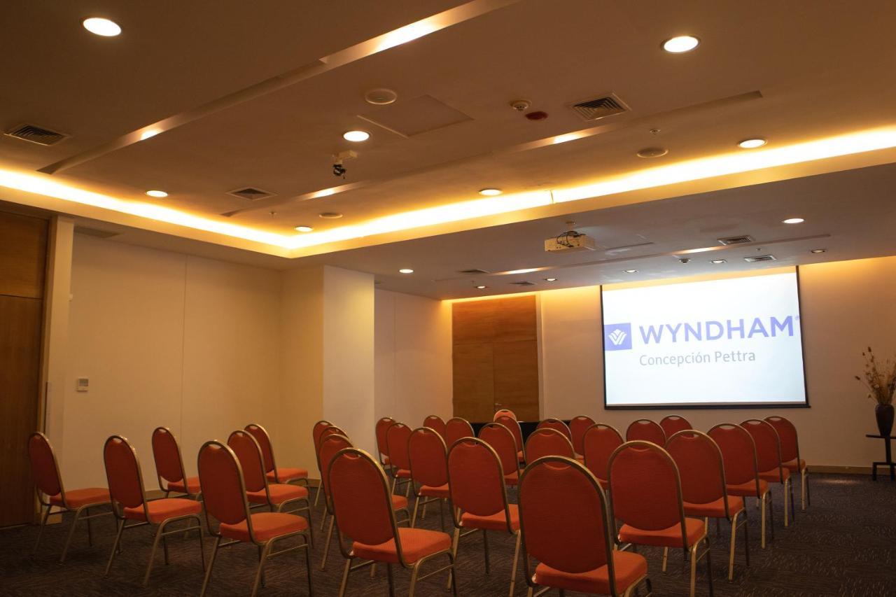 Wyndham Concepcion Pettra Hotel Luaran gambar A meeting room at the hotel