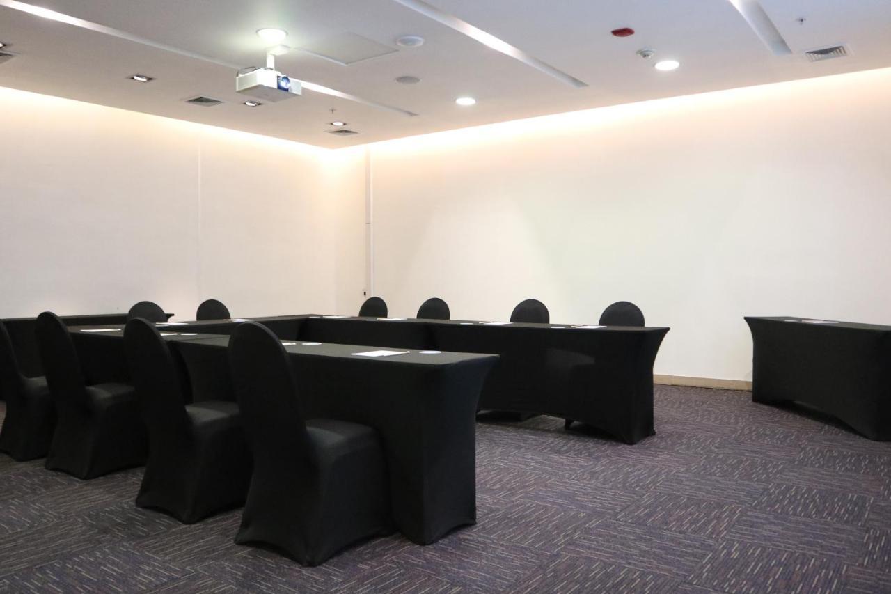 Wyndham Concepcion Pettra Hotel Luaran gambar A meeting room at the hotel