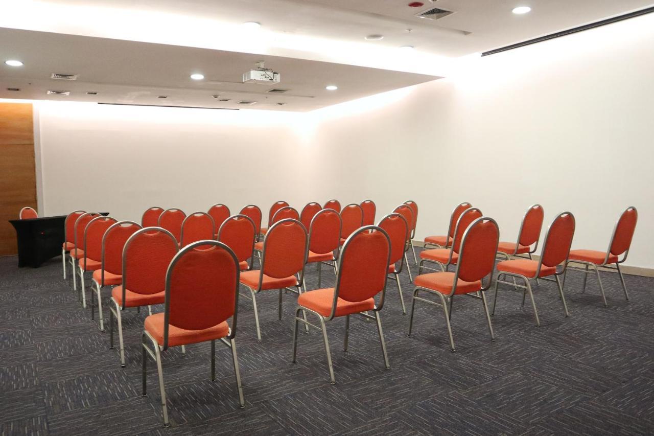 Wyndham Concepcion Pettra Hotel Luaran gambar A typical meeting room