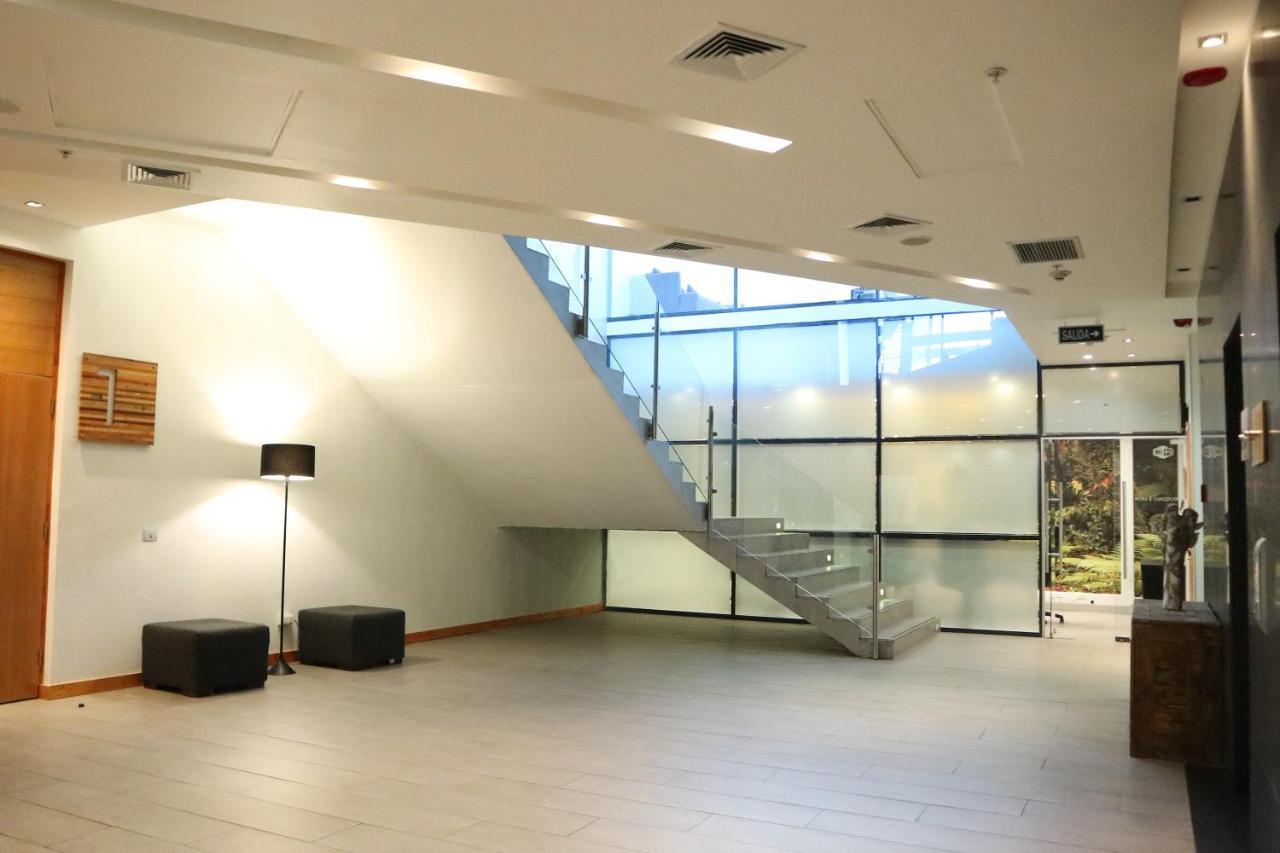 Wyndham Concepcion Pettra Hotel Luaran gambar Interior of the library