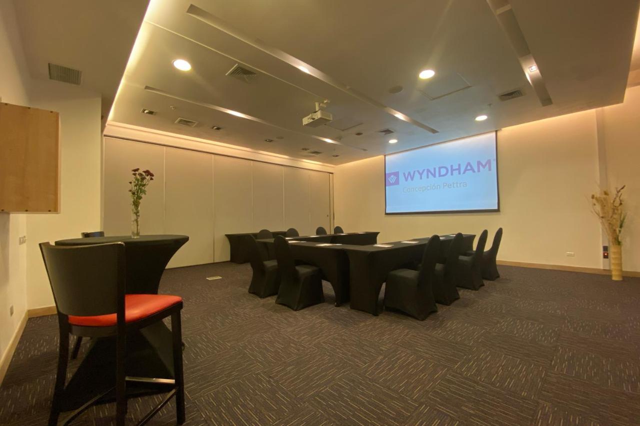 Wyndham Concepcion Pettra Hotel Luaran gambar The boardroom at the Wyndham office in Singapore