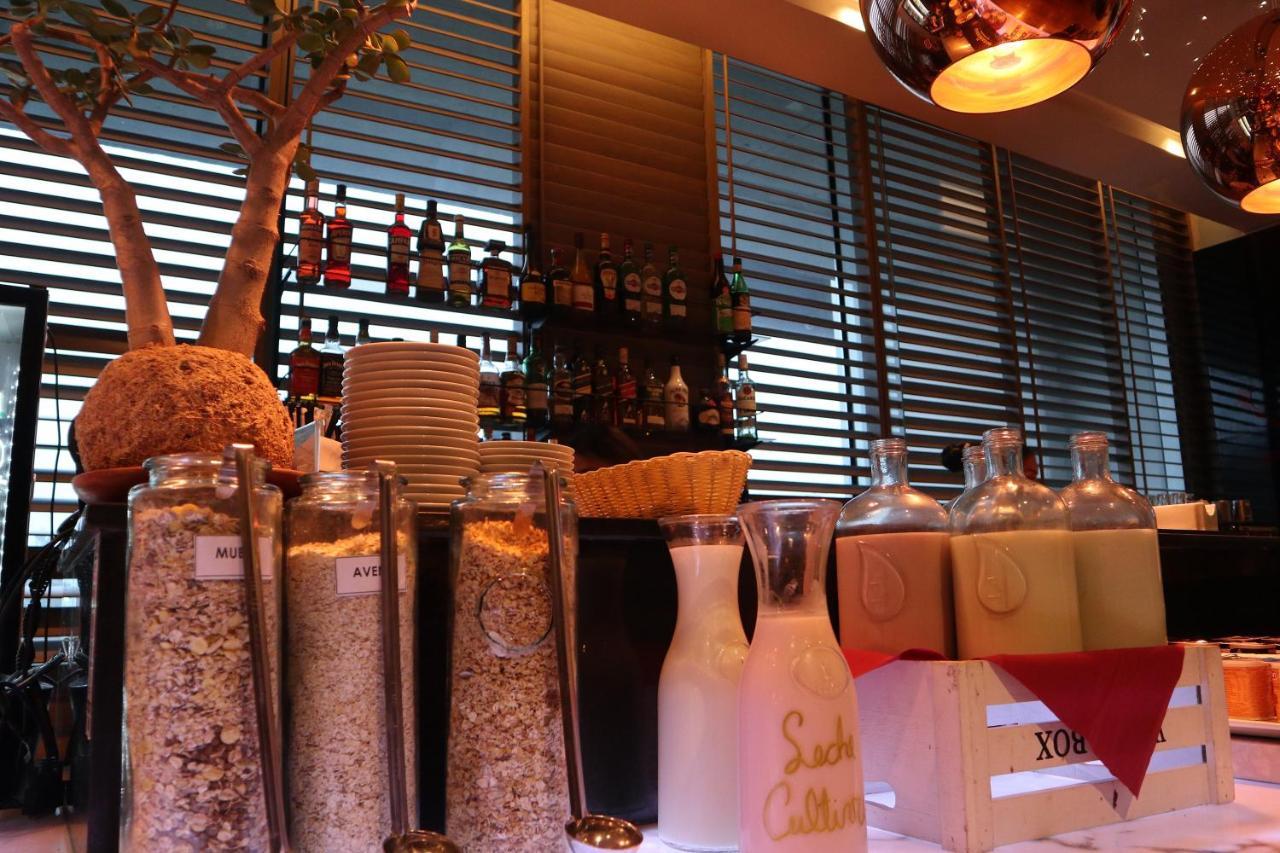 Wyndham Concepcion Pettra Hotel Luaran gambar A bar in a restaurant