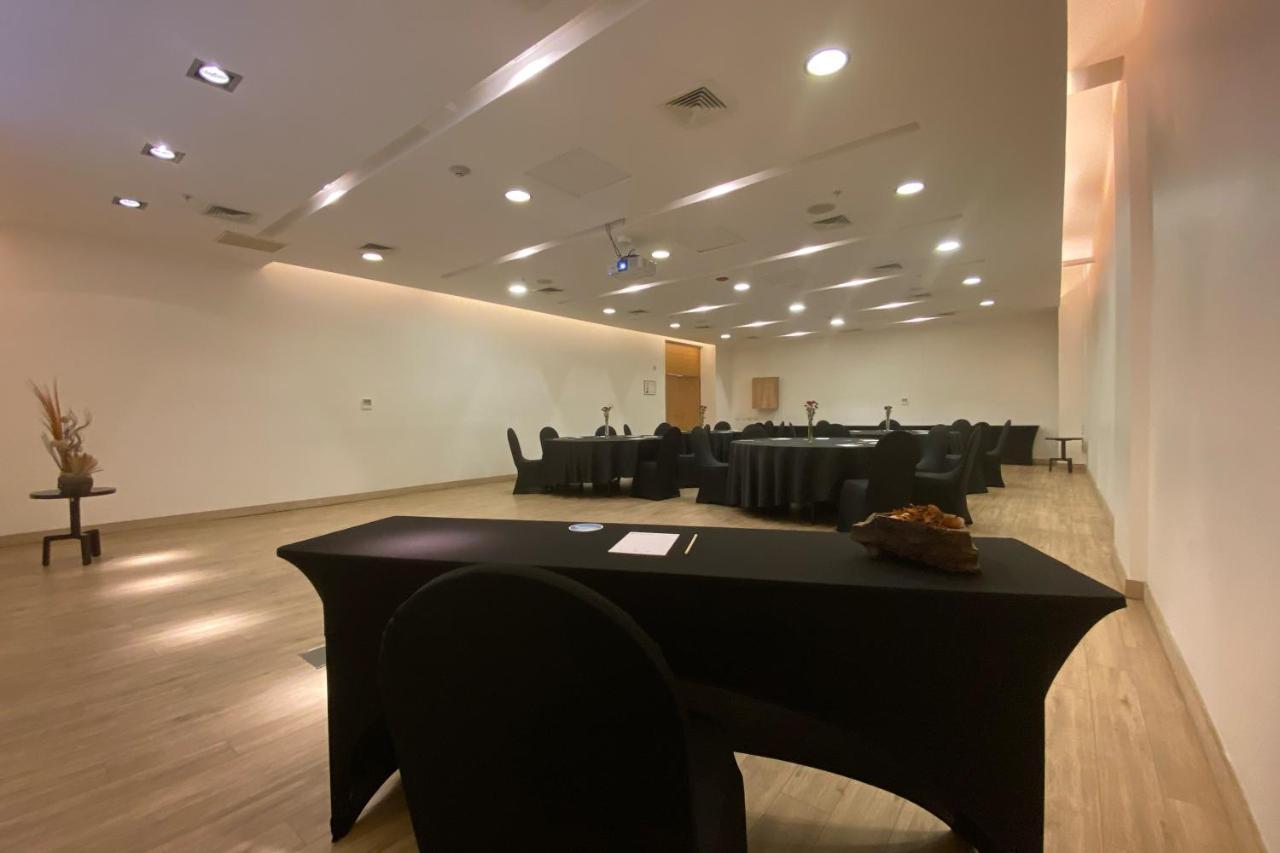 Wyndham Concepcion Pettra Hotel Luaran gambar The interior of the meeting room