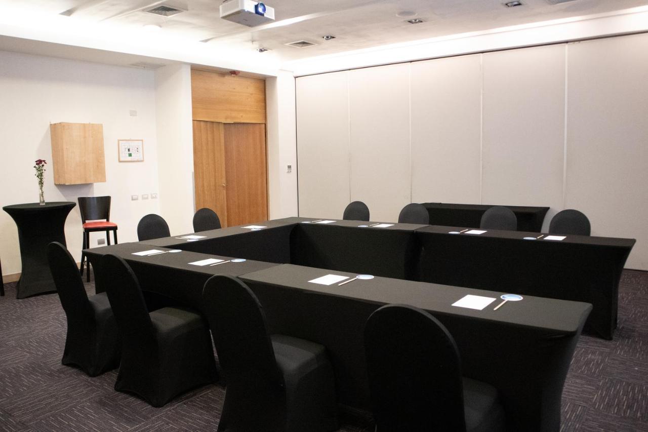 Wyndham Concepcion Pettra Hotel Luaran gambar A meeting room at the hotel