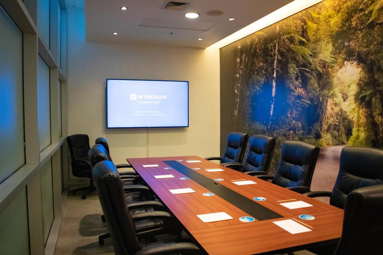 Wyndham Concepcion Pettra Hotel Luaran gambar A meeting room at the headquarters of the National Oceanic and Atmospheric Administration