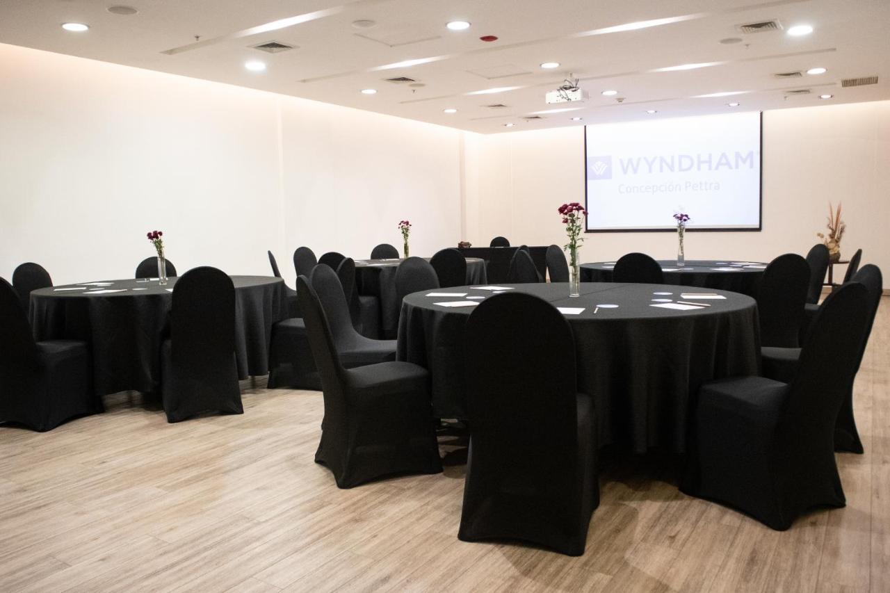Wyndham Concepcion Pettra Hotel Luaran gambar Meeting room