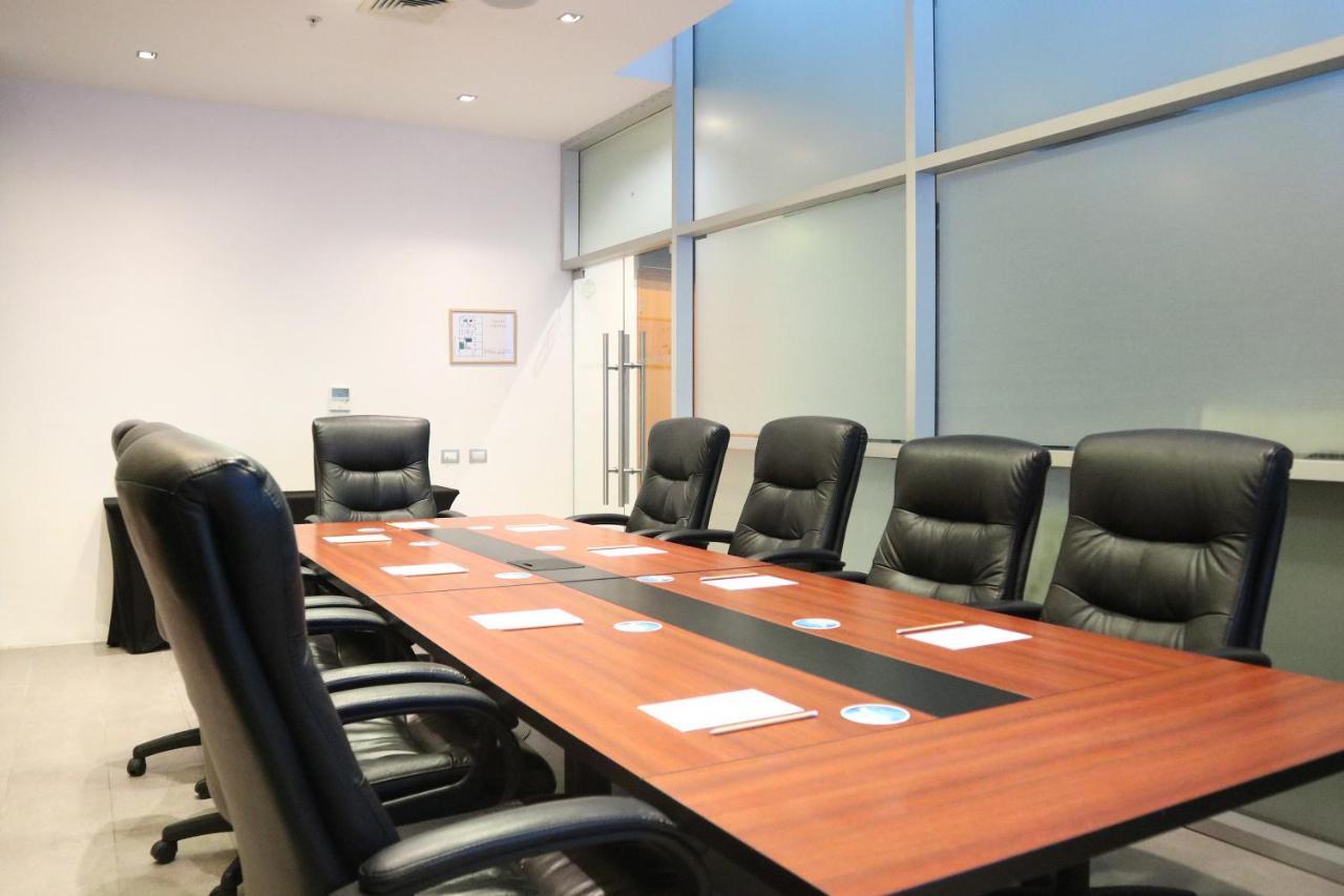 Wyndham Concepcion Pettra Hotel Luaran gambar A conference room