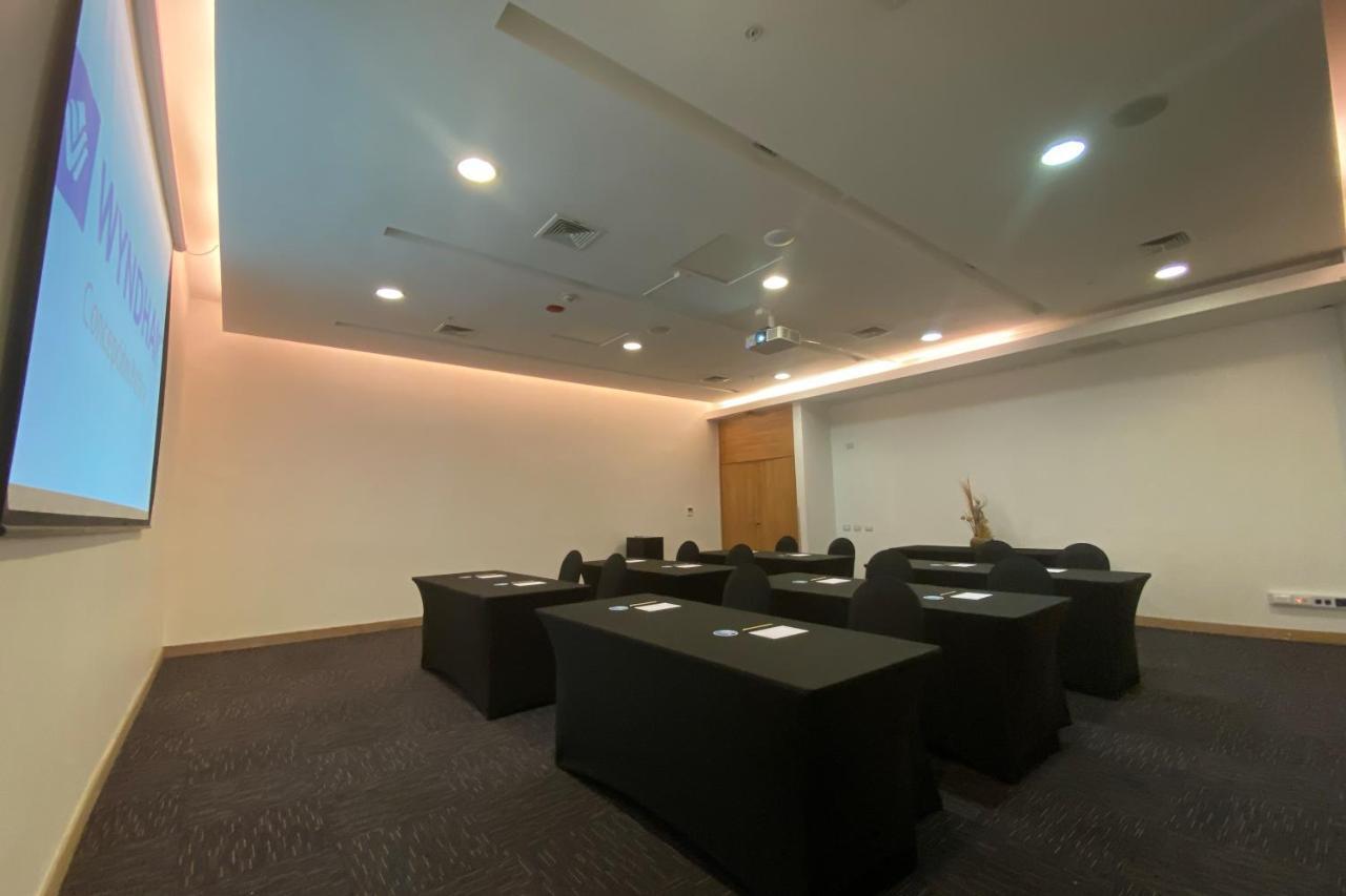 Wyndham Concepcion Pettra Hotel Luaran gambar A meeting room at the National University of Singapore
