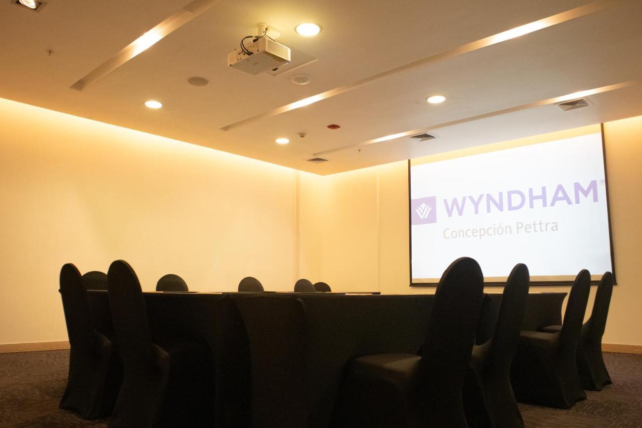 Wyndham Concepcion Pettra Hotel Luaran gambar A meeting room at a hotel