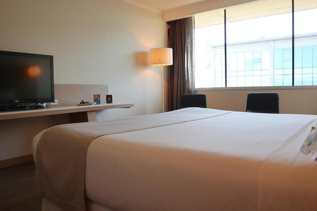 Wyndham Concepcion Pettra Hotel Luaran gambar A room at the hotel