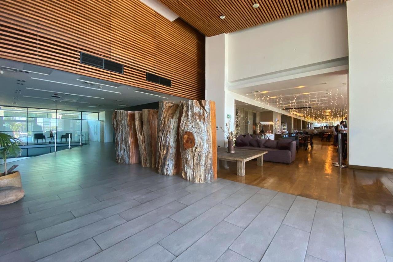 Wyndham Concepcion Pettra Hotel Luaran gambar Interior of the lobby