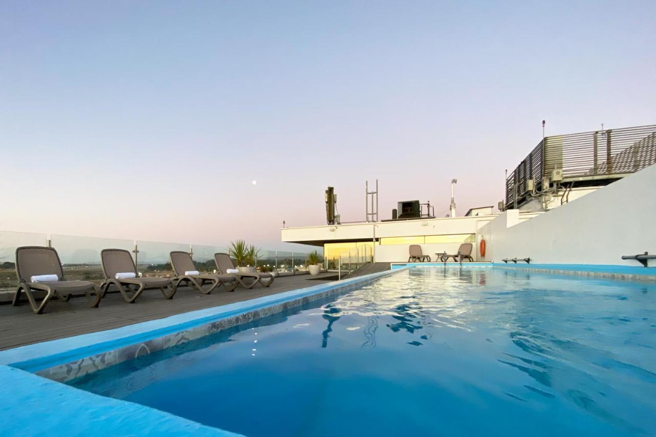 Wyndham Concepcion Pettra Hotel Luaran gambar Rooftop pool