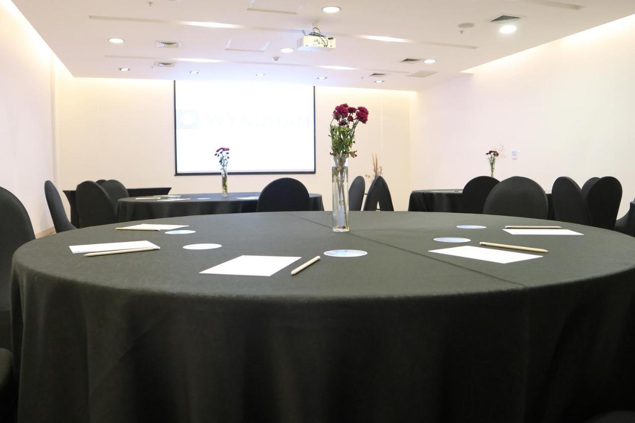 Wyndham Concepcion Pettra Hotel Luaran gambar Meeting room