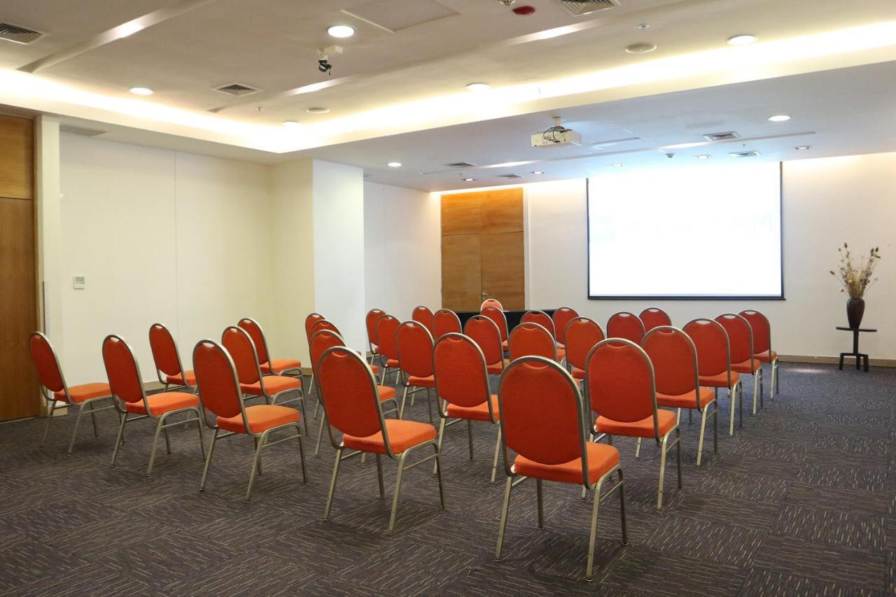Wyndham Concepcion Pettra Hotel Luaran gambar A typical meeting room