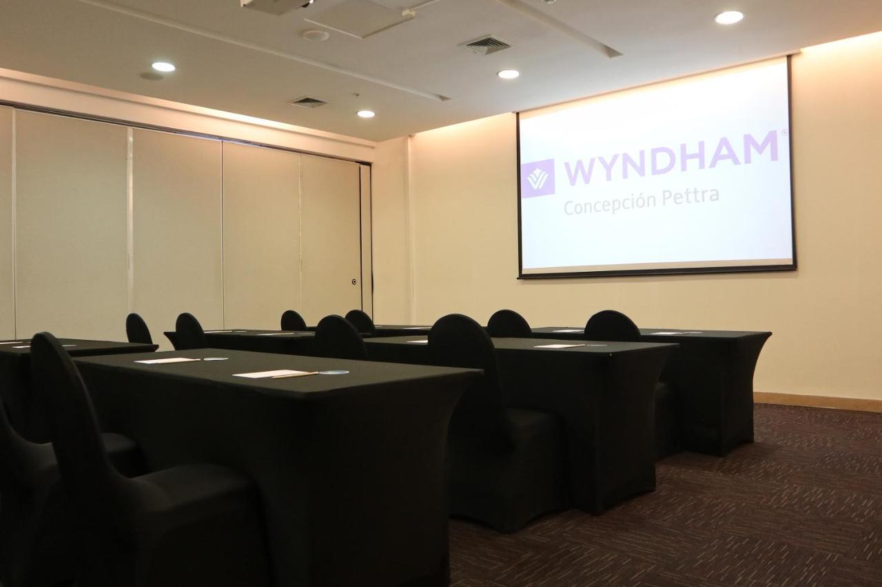 Wyndham Concepcion Pettra Hotel Luaran gambar A meeting room at the hotel