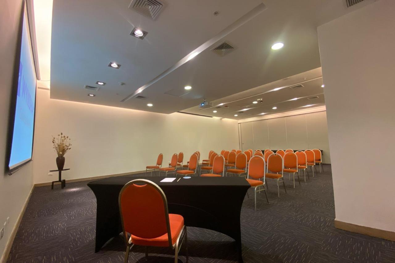 Wyndham Concepcion Pettra Hotel Luaran gambar A meeting room at the hotel