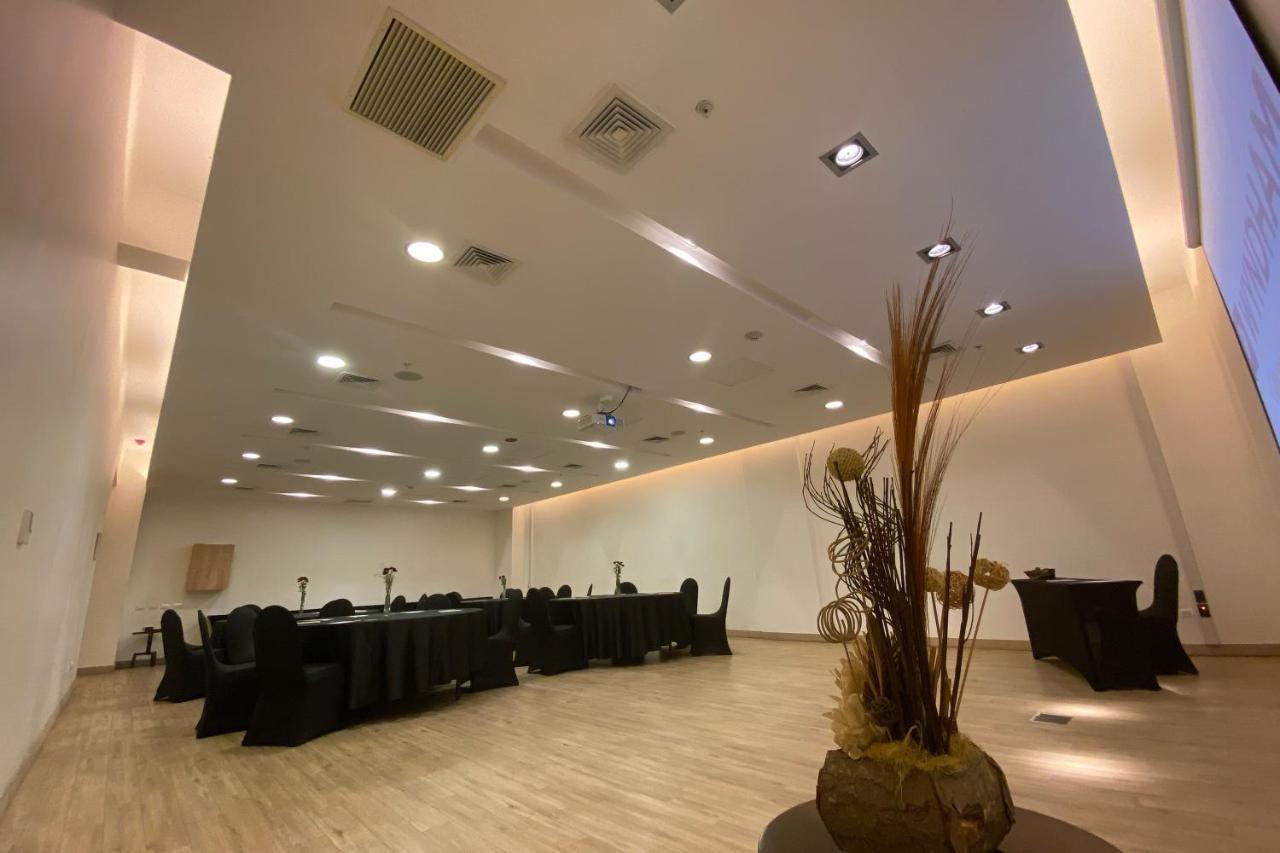 Wyndham Concepcion Pettra Hotel Luaran gambar The interior of the conference room